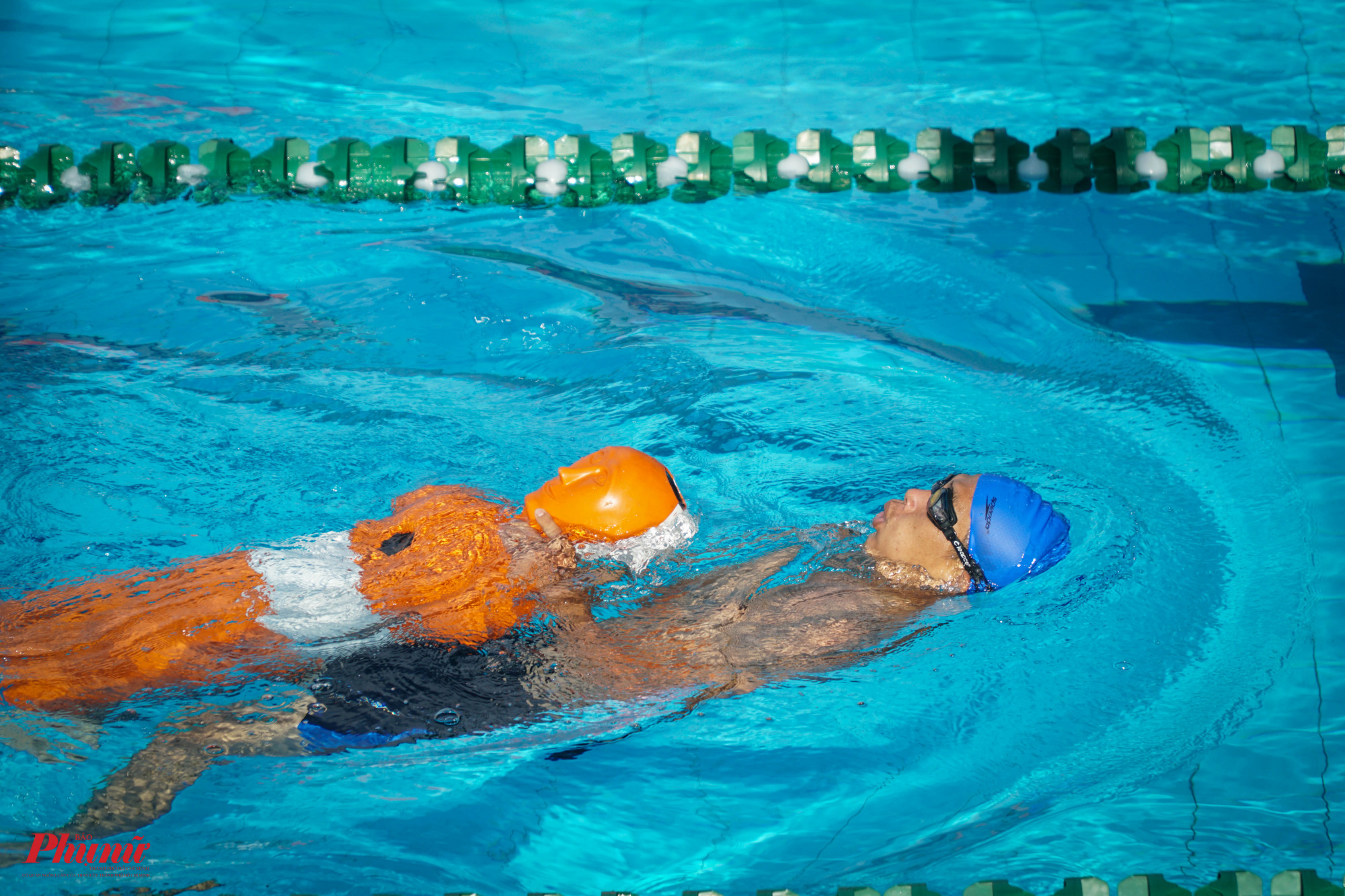 Trước đó, sáng 02-6-2022, 28 Đội dự thi đã tranh tài 02 phần thi: CNCH trong môi trường nước và Bơi CNCH tại Câu lạc bộ bơi lội Lam Sơn (Phường 4, Quận 5). Trong phần thi Bơi CNCH, các đội thi phải bơi qua quãng đường dài 100 mét đưa 02 hình nộm (khoảng 31kg và 40kg) đúng kỹ thuật về đích. 