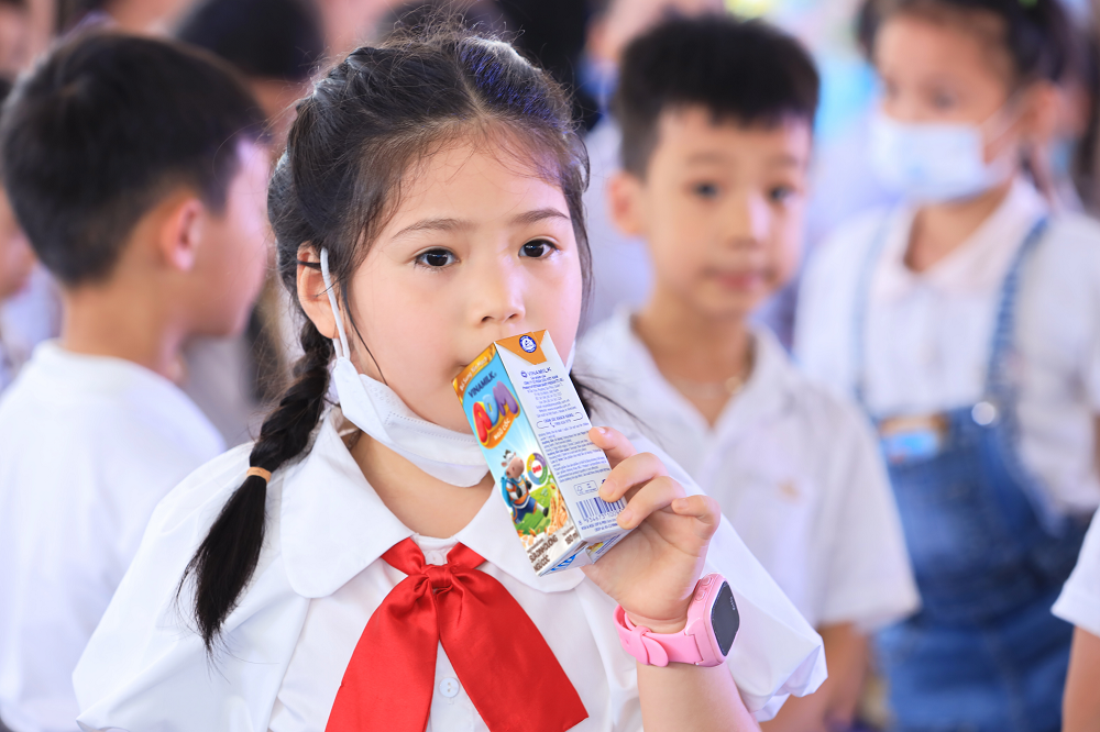 Tại sự kiện, các em nhỏ được thỏa thích thưởng thức các sản phẩm sữa thơm ngon và bổ dưỡng của Vinamilk - Ảnh: VMM