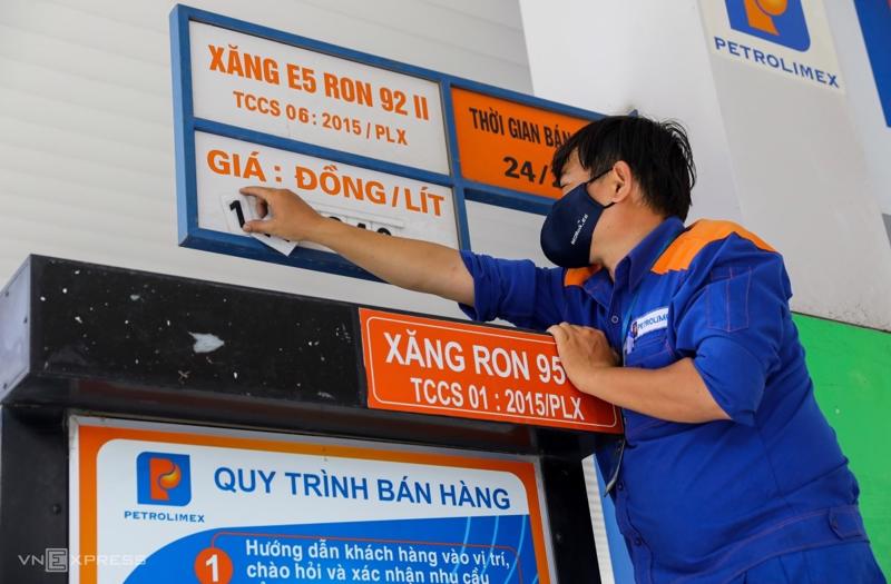 Giá xăng tại Việt Nam hiện đã phá mốc 31.000 đồng/ lít