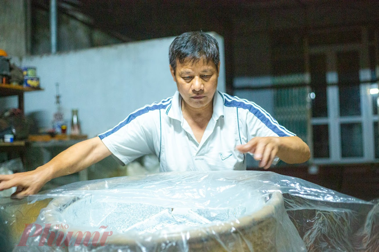 Chúng toi đến nhà ông Nguyễn Văn Cơ, một gia đình có truyền thống làm xôi đã hơn 20 năm nay. Ông Cơ cho biết, bình thường nhà ông xôi khoảng 25kg gạo, ngày Tết Đoan Ngọ hôm nay, nhà ông làm 40kg.