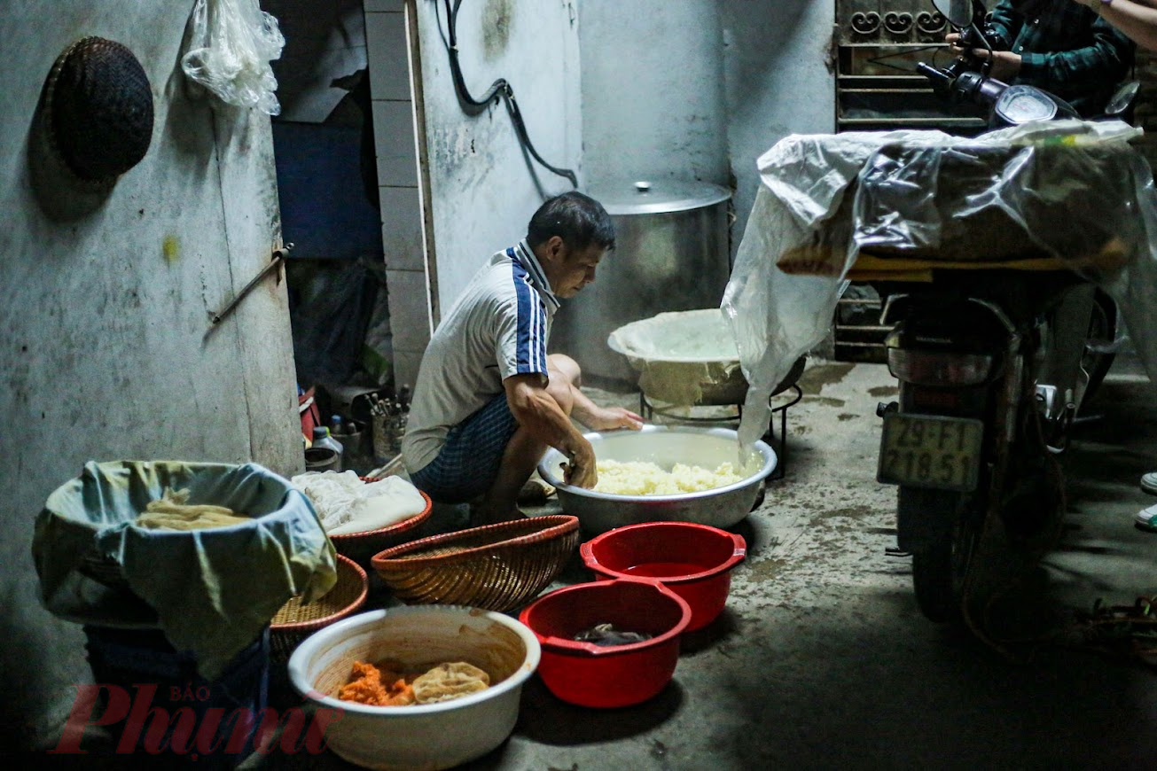 Tết Đoan ngọ hay còn gọi là Tết diệt sâu bọ, ngày lễ quan trọng trong truyền thống của người Việt Nam, thường diễn ra vào ngày mùng 5 tháng 5 Âm lịch. Tại làng xôi Phú Thượng (quận Tây Hồ, Hà Nội), người dân dậy từ 3h, chuẩn bị xôi, cơm rượu nếp để phục vụ nhu cầu khách hàng.