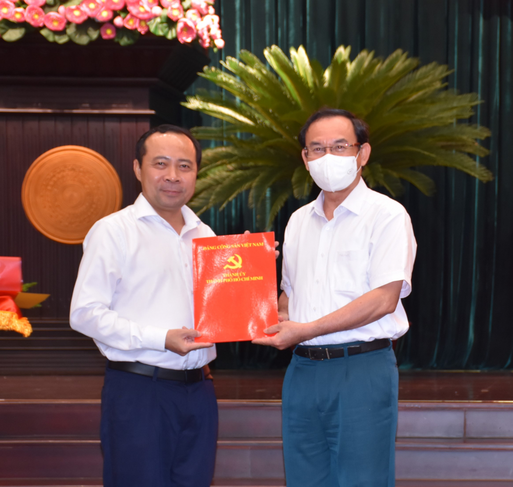 Bí thư Thành ủy TPHCM Nguyễn Văn Nên trao quyết định cho ông Vũ Hải Quân.