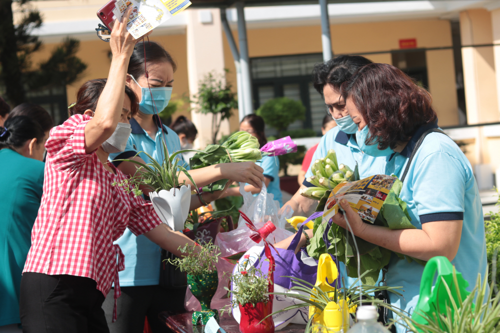 Sau khi giới thiệu trong ngày hội, toàn bộ chậu cây kiểng được chị em tặng lại cho nhau để mang về nhà. 