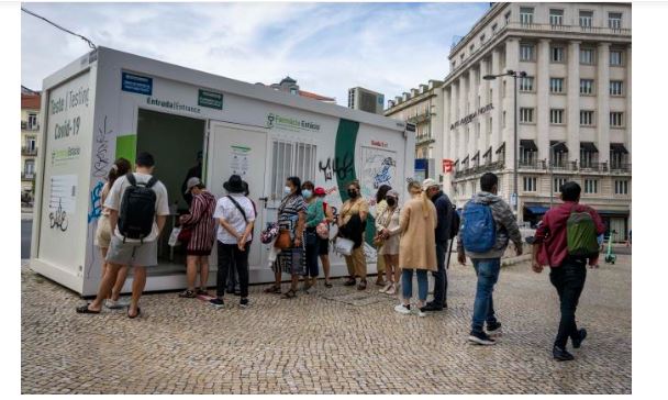 Mọi người chờ xét nghiệm COVID 19, ở trung tâm Lisbon, Bồ Đào Nha.