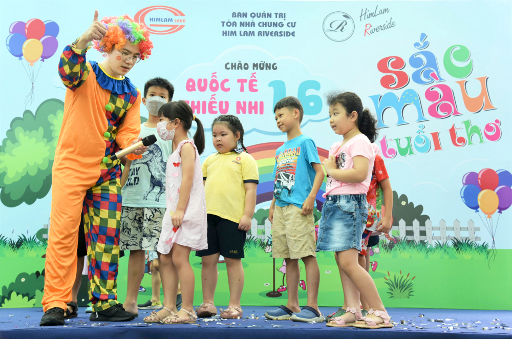 Các bé thiếu nhi tại khu căn hộ Him Lam Riverside tham gia các hoạt động vui chơi - ẢNH: HIM LAM LAND