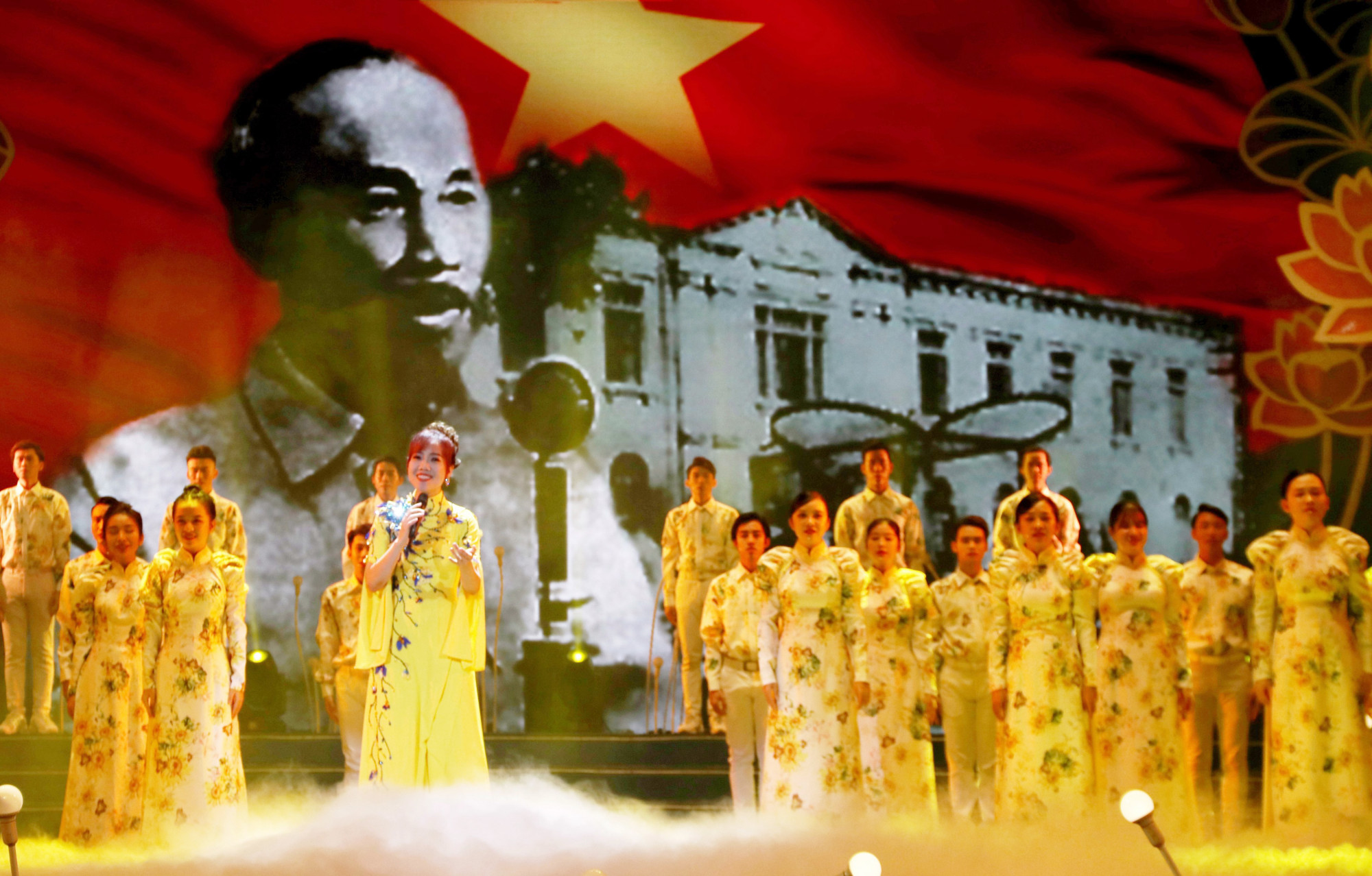 Tối 5/6, kỷ niệm 132 năm Ngày Sinh Chủ Tịch Hồ Chí Minh (19/5/1890 - 19/5/2022) và kỷ niệm 111 năm Ngày Bác Hồ ra đi tìm đường cứu nước (5/6/1911 - 5/6/2022). 