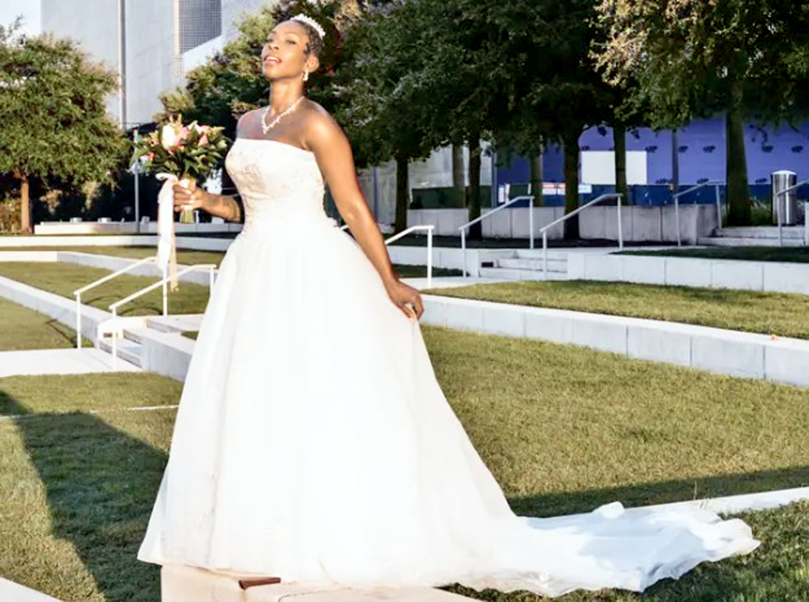 Nneka Carter - chuyên gia thẩm mỹ - trong bộ váy cưới màu trắng tại lễ kết hôn với chính mình - ẢNH: FREDERICK MORRIS