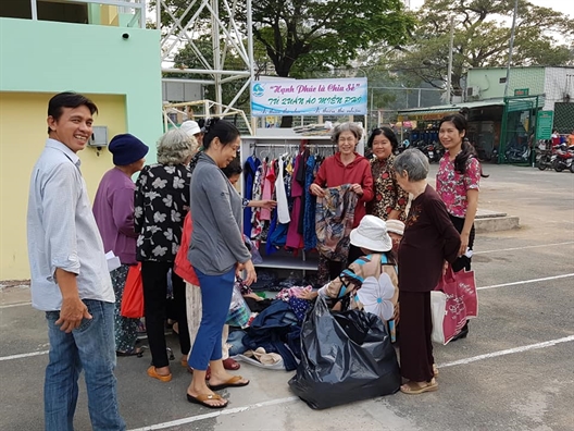 Đông đảo người dân đến các tủ đồ từ thiện ở địa bàn TPHCM.