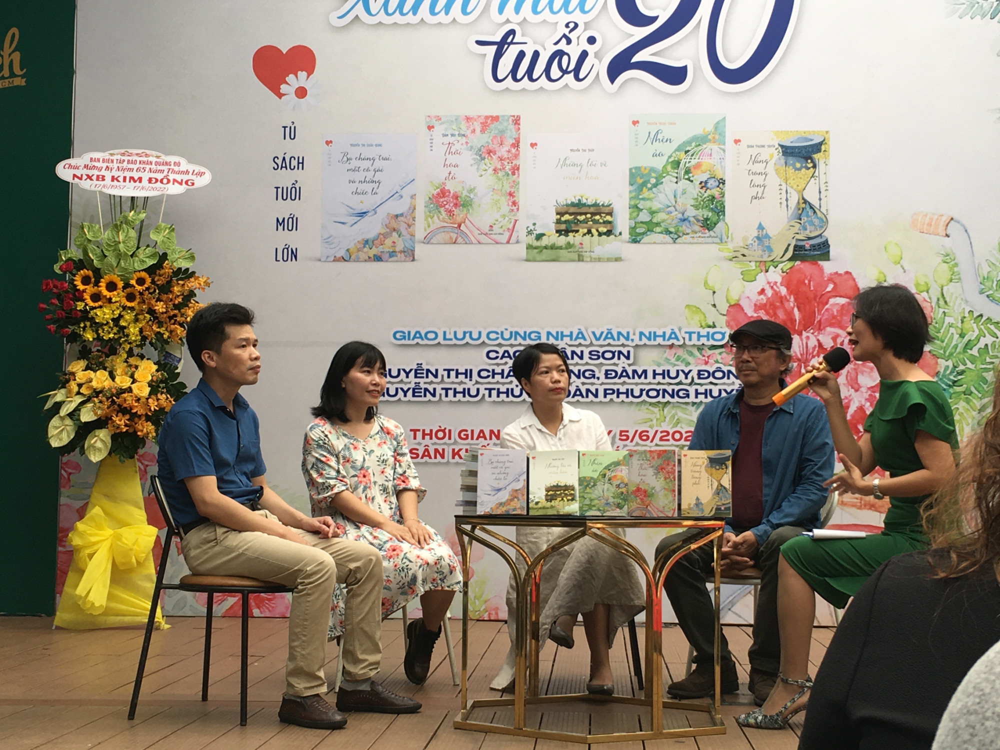 Từ trái sang: các nhà văn Đàm Huy Đông, Nguyễn Thu Thủy, Nguyễn Thị Châu Giang, Cao Xuân Sơn và Phương Huyền trong buổi trò chuyện về Tủ sách tuổi mới lớn
