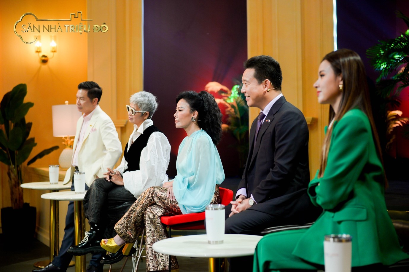 Bà Lệ Thu (giữa) cùng các thành viên ban giám khảo chương trình Săn Nhà Triệu Đô đang lắng nghe phần thuyết trình của các thí sinh. Ảnh: SNTĐ