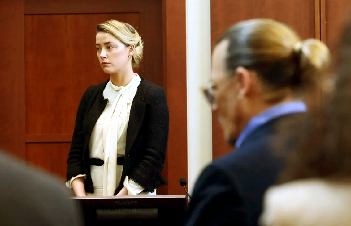 Diễn viên Amber Heard và chồng cũ - diễn viên Johnny Depp - tại phiên tòa xét xử ở Fairfax, bang Virginia - ẢNH: NY TIMES