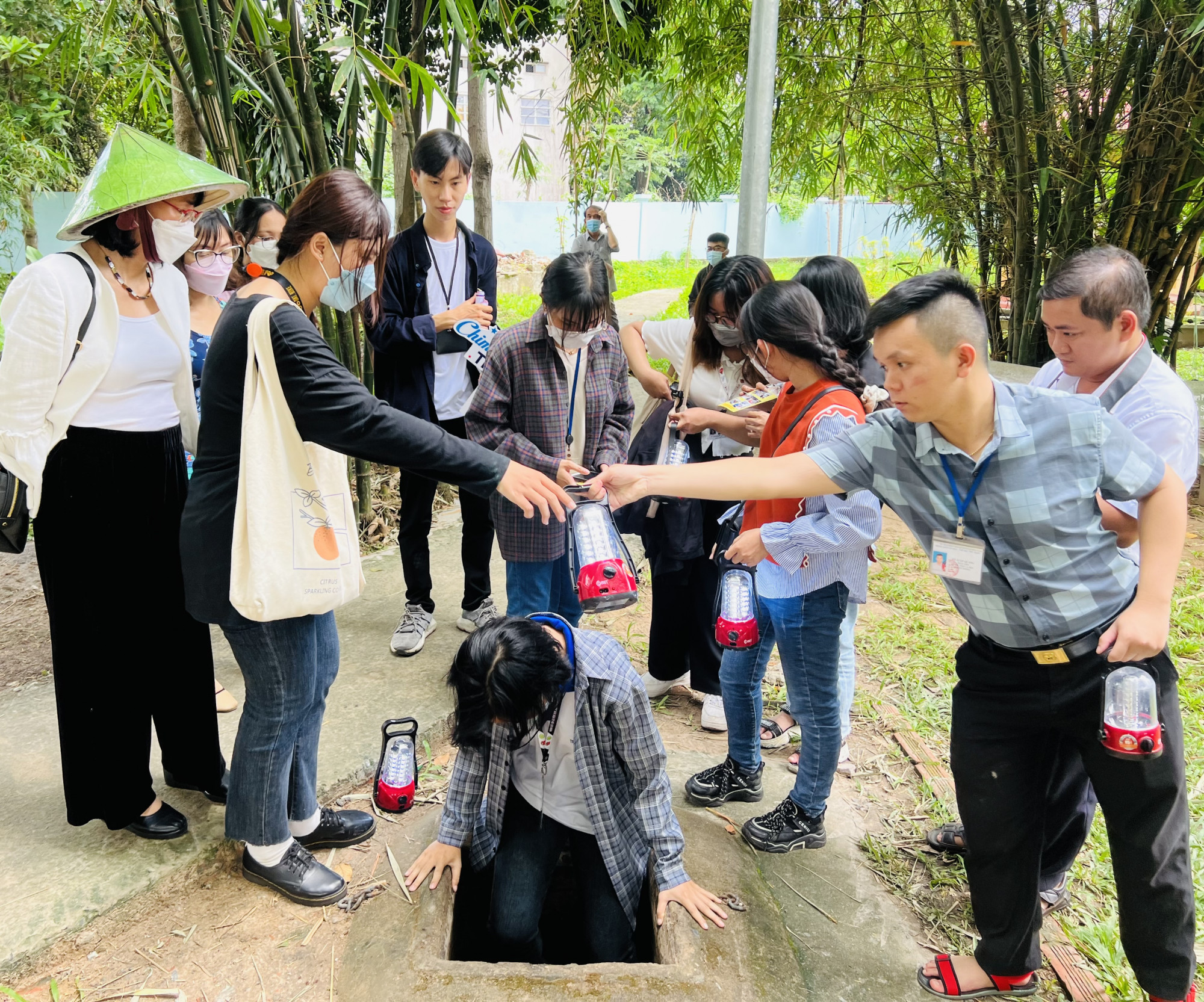Du khách trải nghiệm tour thăm quan địa đạo Phú Thọ Hòa, một phiên bản thu nhỏ của địa đạo Củ Chi.