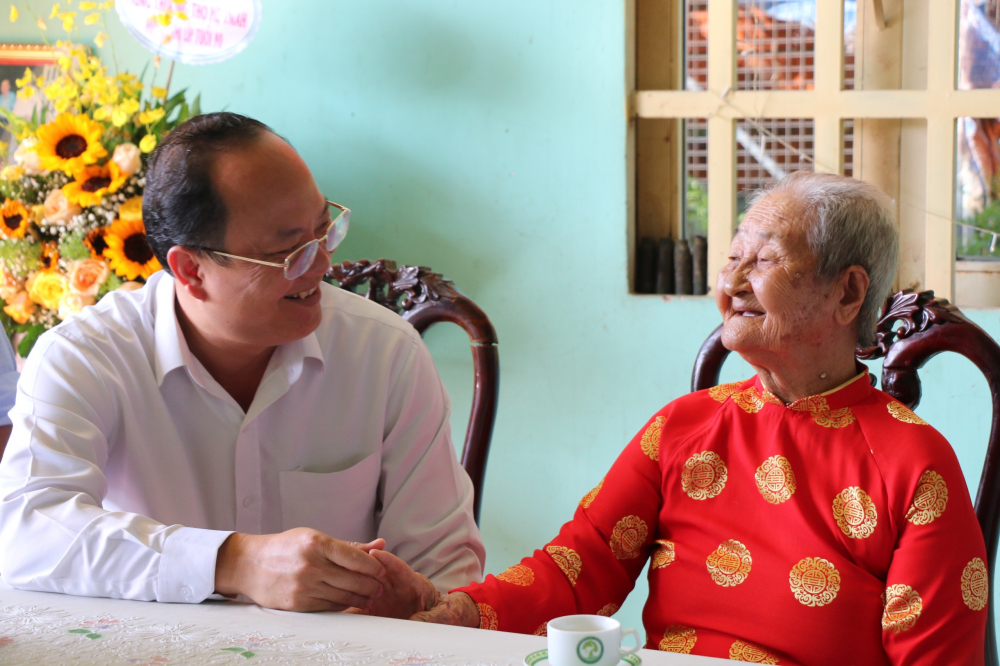 Phó Bí thư Thành ủy TPHCM Nguyễn Hồ Hải thăm hỏi Mẹ Việt Nam Anh hùng Huỳnh Thị Líp - Ảnh: Hoàng Hải.