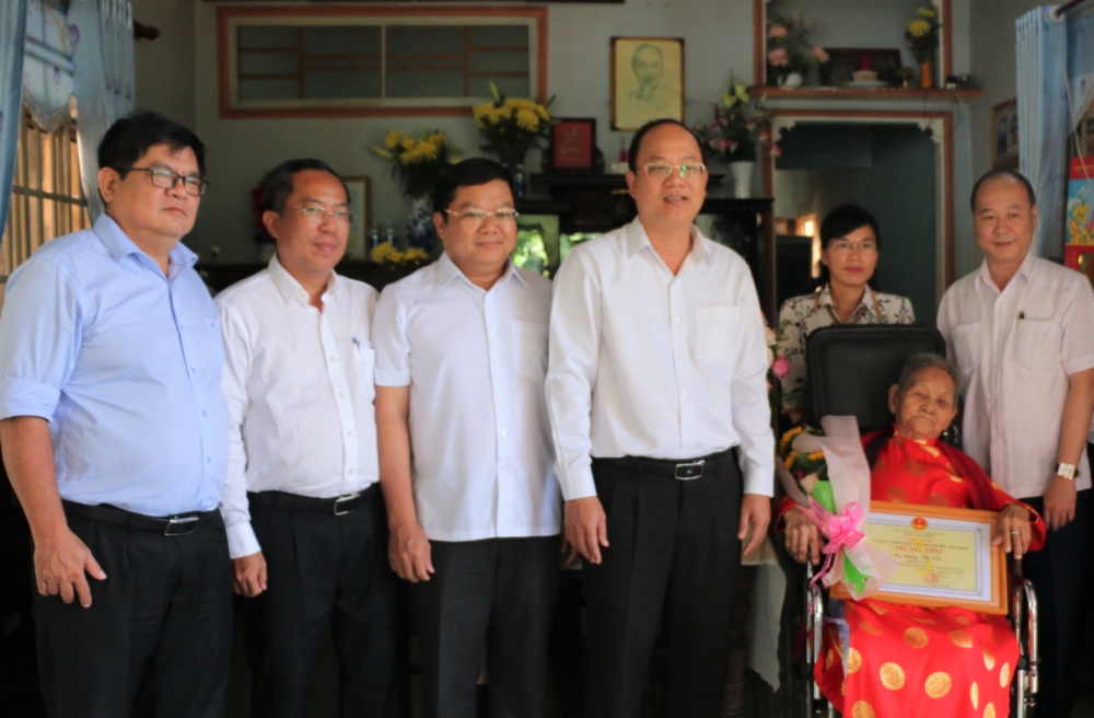 Lãnh đạo TPHCM trao bằng mừng thọ cho Mẹ Việt Nam Anh hùng