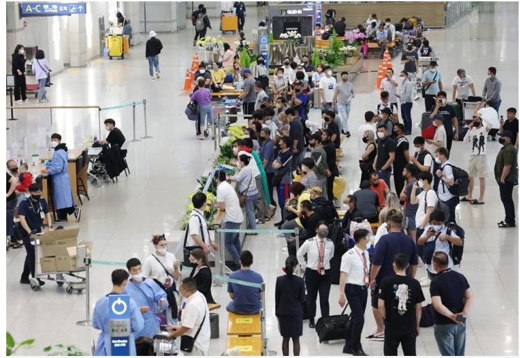 Nhà ga số 1 tại sân bay quốc tế Incheon đông nghẹt hành khách, ngày 3/6.