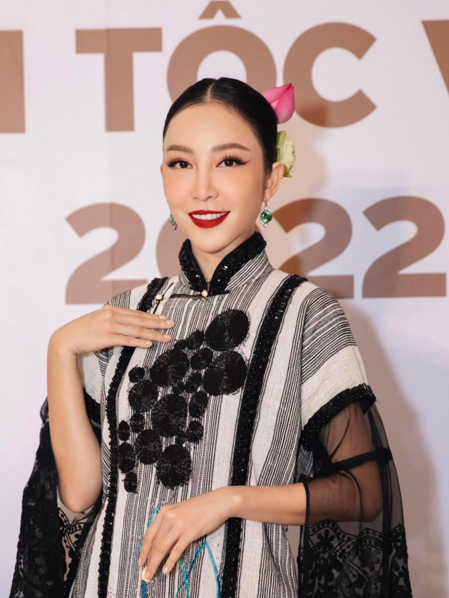Bên cạnh đó, đêm Chung khảo Hoa hậu các Dân tộc Việt Nam 2022 còn có sự góp mặt của diễn viên múa Linh Nga. Khoác lên mình bộ áo dài với các họa tiết mang đậm bản sắc dân tộc giúp cô nàng thêm phần tỏa sáng.