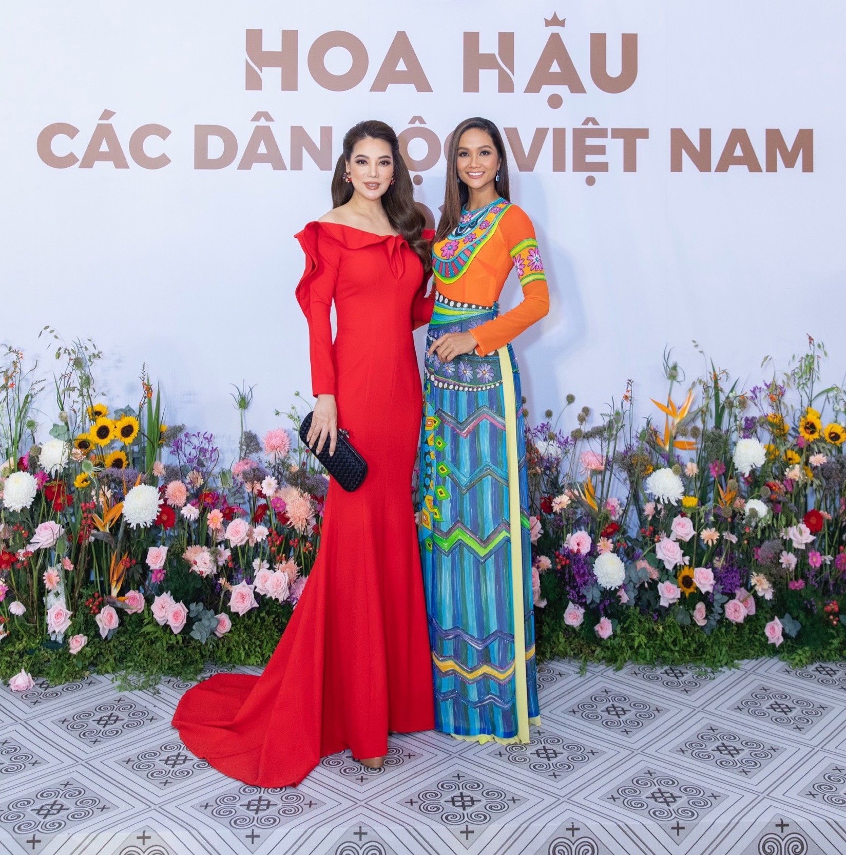 Đêm chung khảo Hoa hậu các Dân tộc Việt Nam 2022 vừa diễn ra, quy tụ khá nhiều người đẹp và những nghệ sĩ tên tuổi. Tuy nhiên nổi bật hơn cả là hoa hậu H’Hen Niê và Trương Ngọc Ánh.