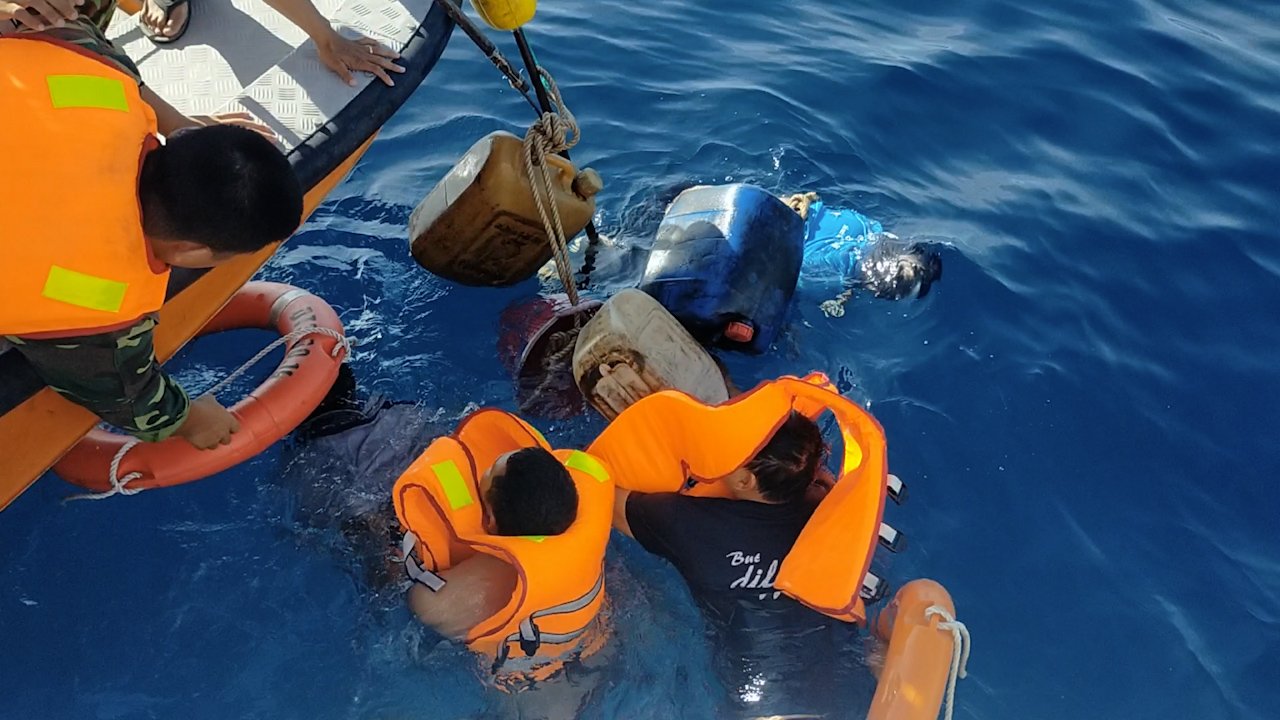 Lực lượng biên phòng tỉnh Quảng Nam đã cùng với các ngư dân đang hoạt động ở vùng biển này tiến hành cứu vớt tàu bị nạn