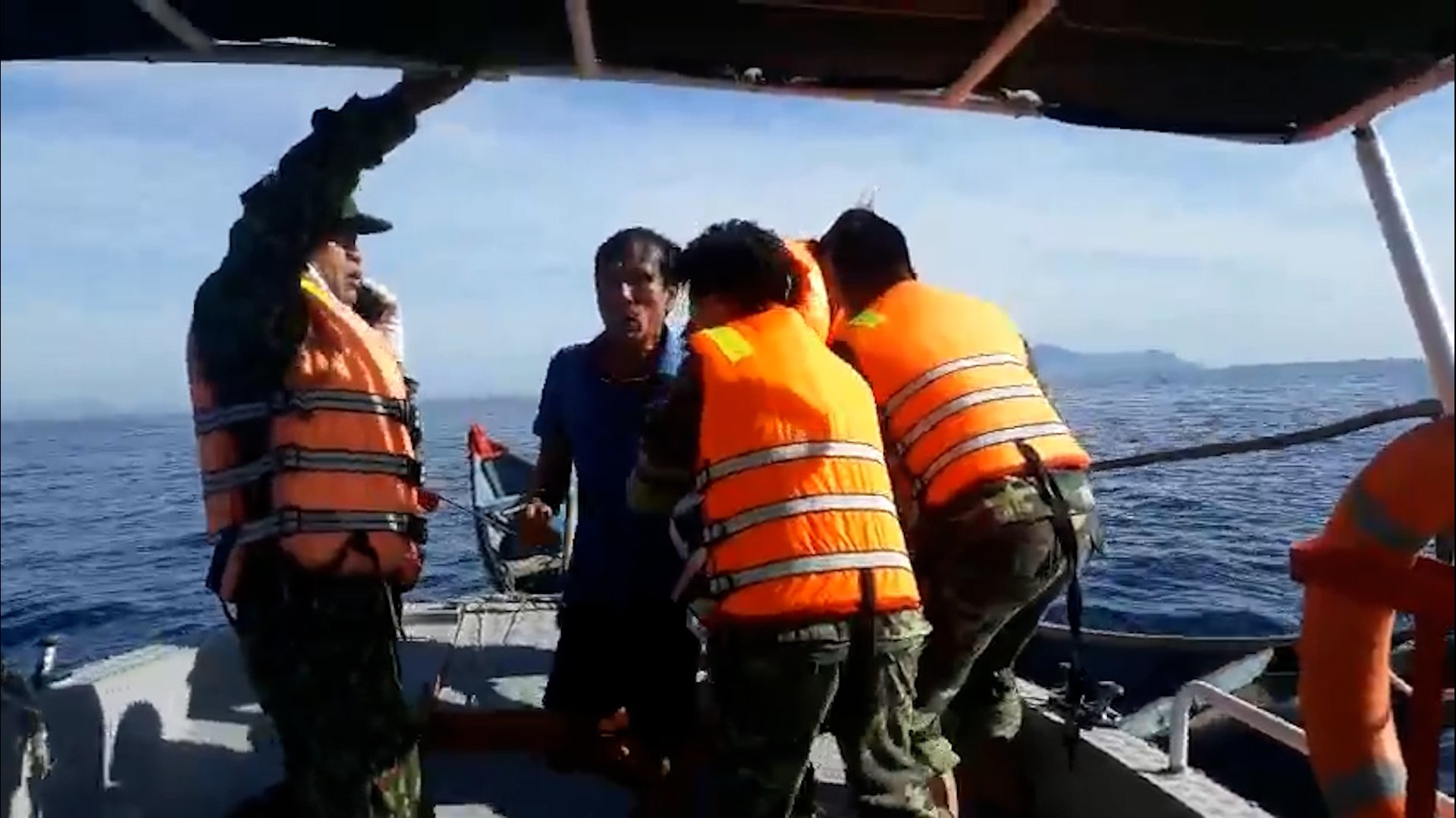 Khi đang đánh bắt hải sản trên vùng biển ở Quảng Nam, tàu cá của ông Công va chạm với một tàu khác không rõ số hiệu khiến 8 ngư dân rơi xuống biển, 2 người chết, 1 người vẫn đang mất tích