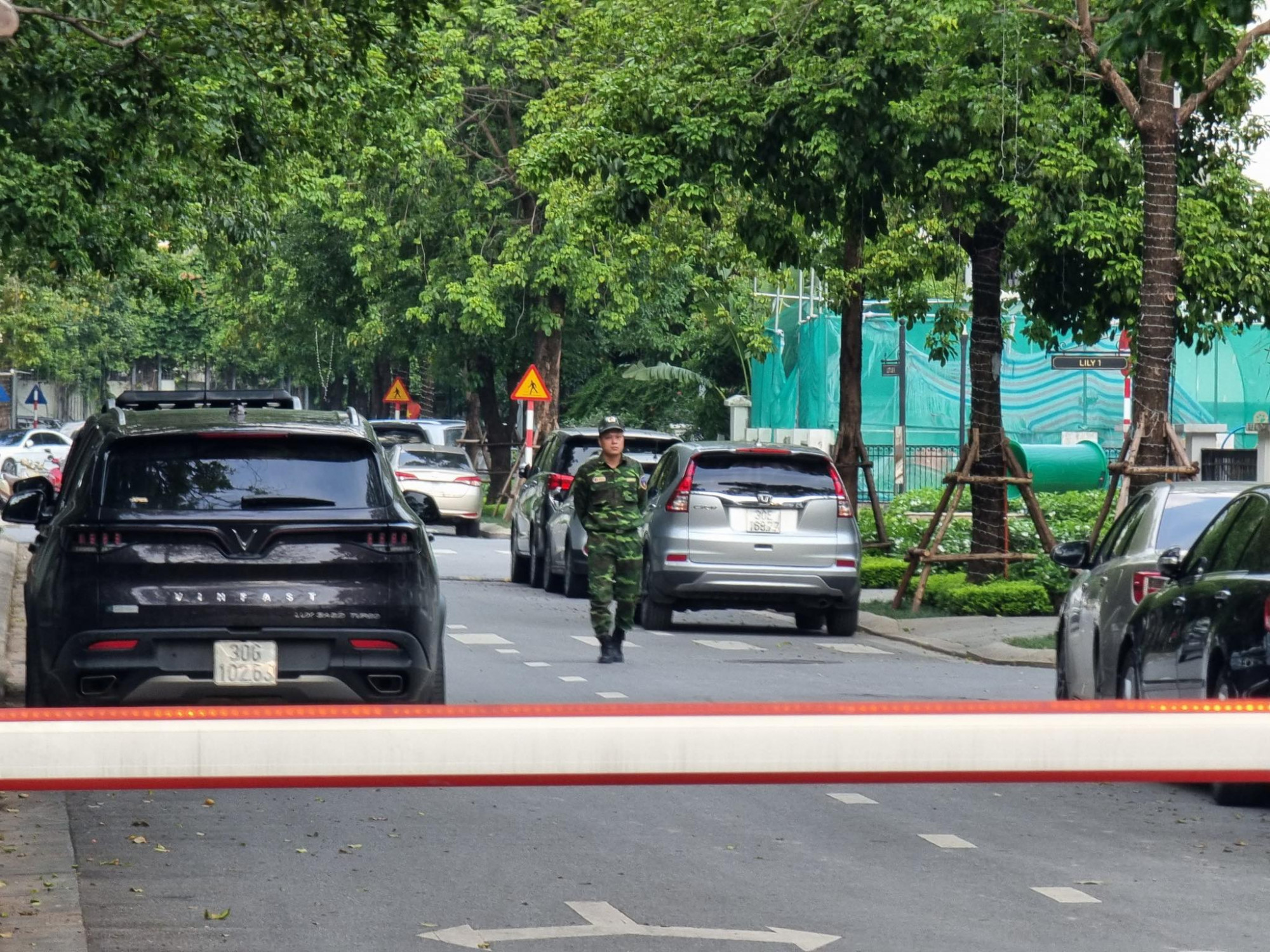 Trước đó ngày 6-6, tại Trụ sở Trung ương Đảng, Ban Chấp hành Trung ương Đảng khoá XIII đã họp bất thường để xem xét, thi hành kỷ luật ông Chu Ngọc Anh, Ủy viên Trung ương Đảng, Phó Bí thư Thành uỷ, Bí thư Ban cán sự đảng, Chủ tịch UBND TP Hà Nội, nguyên Bí thư Ban cán sự đảng, nguyên Bộ trưởng Bộ Khoa học và Công nghệ; và ông Nguyễn Thanh Long, Ủy viên Trung ương Đảng, Bí thư Ban cán sự đảng, Bộ trưởng Bộ Y tế.