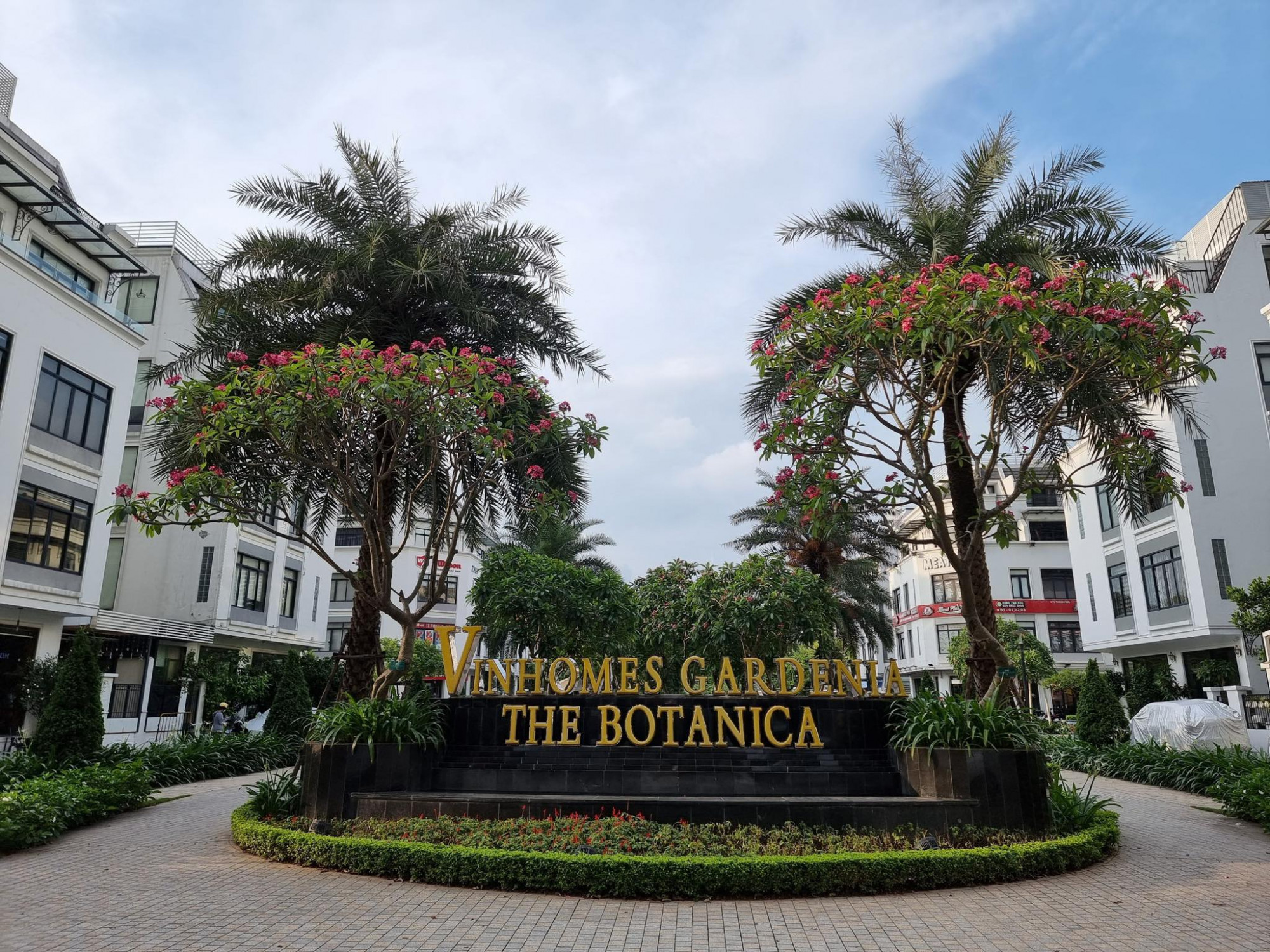 Chiều nay 7/6, nhiều phóng viên đã có mặt tại cổng KĐT Vinhomes Gardenia the Botanica đường Hàm Nghi, Phường Cầu Diễn, Nam Từ Liêm, Hà Nội, nơi ở của cựu Chủ tịch TP. Hà Nội Chu Ngọc Anh.
