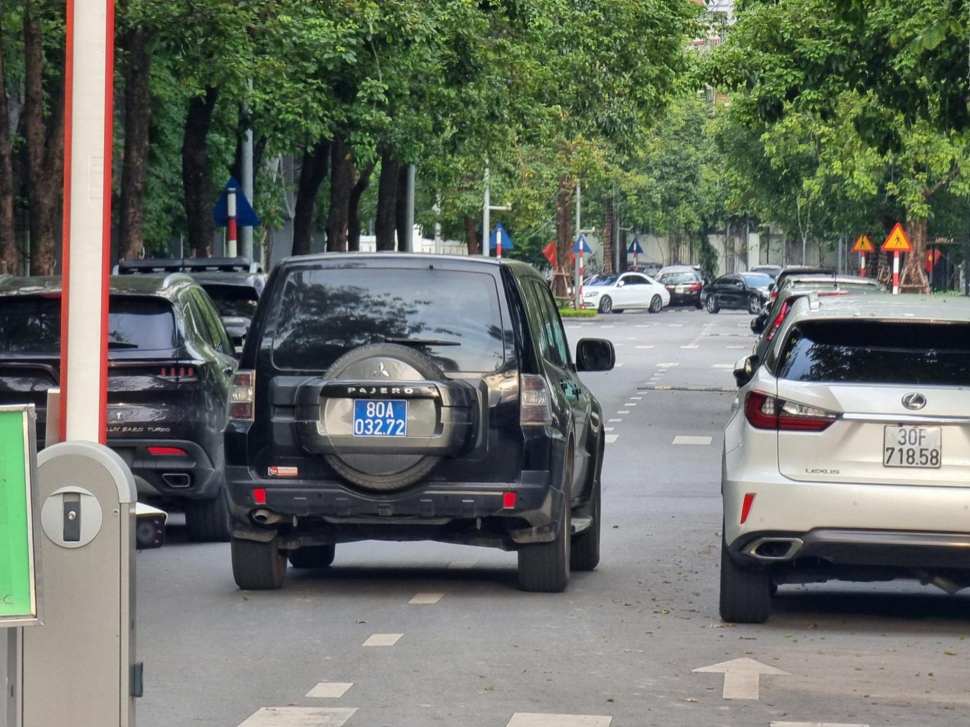Khoảng 15 giờ 30 chiều 7-6, có 2 xe ôtô biển xanh và nhiều lực lượng chức năng có mặt tại nhà riêng của cựu Chủ tịch UBND TP Hà Nội Chu Ngọc Anh nằm trên đường Hàm Nghi, Phường Cầu Diễn, Nam Từ Liêm, Hà Nội.