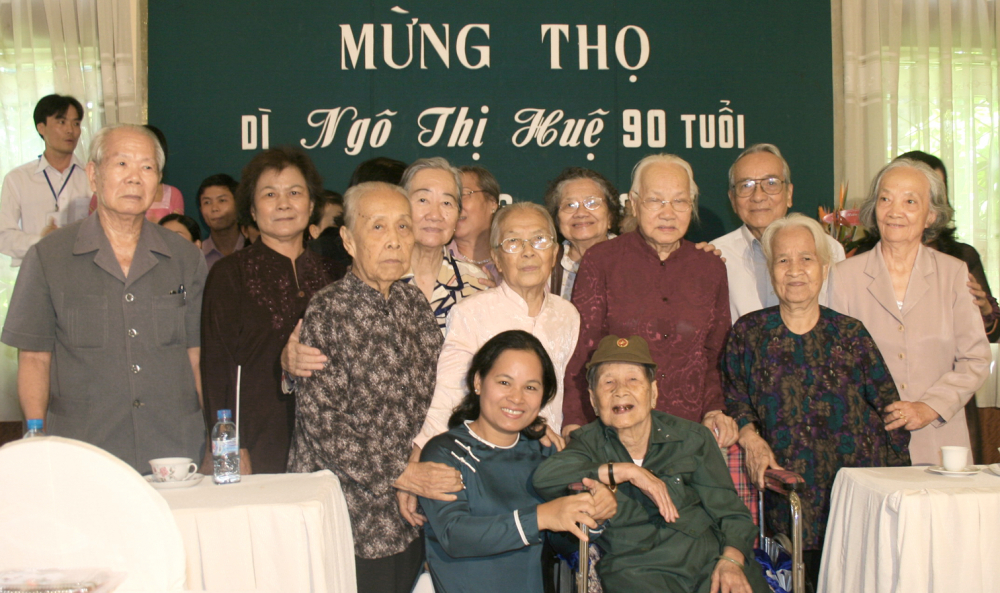 Bà Ngô Thị Huệ (hàng đứng thứ nhất, thứ hai từ phải) trong buổi lễ mừng thọ bà 90 tuổi tại Bảo tàng Phụ nữ Nam bộ