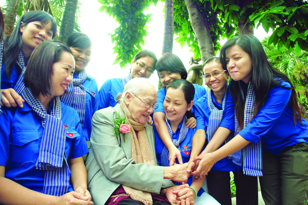 Dì Bảy Huệ và các đoàn viên thanh niên Hội LHPN TPHCM trong buổi giao lưu, họp mặt Phụ nữ Cứu quốc năm 2010 Ảnh: Phùng Huy