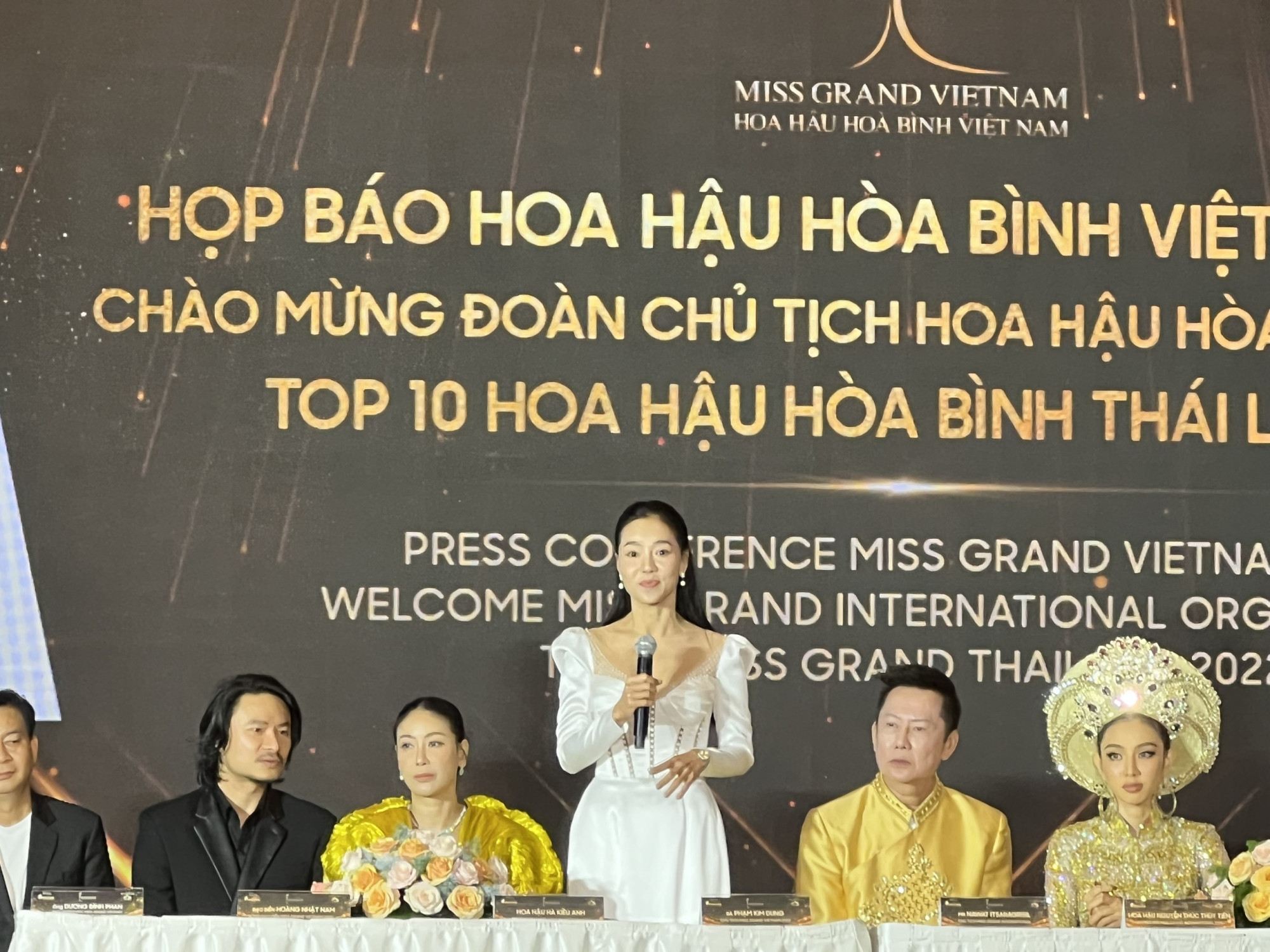Bà Phạm Kim Dung trả lời các câu hỏi từ giới truyền thông 