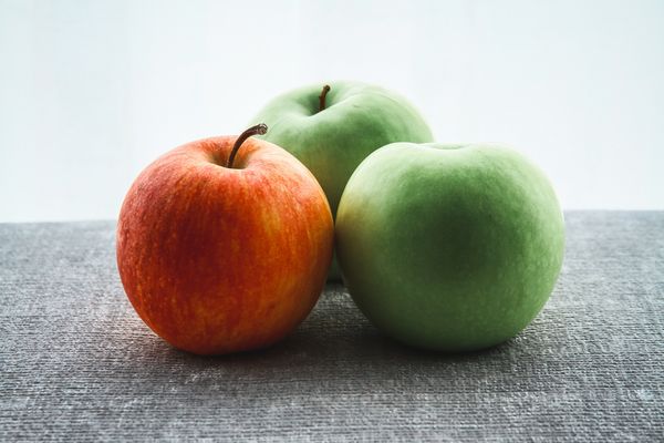 Táo: Trong táo chứa nhiều chất dưỡng ẩm, có thể làm cho da ngậm nước hơn và ức chế sự kết tủa của các hắc tố trên da.
