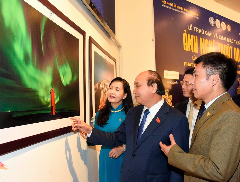 Chủ tịch nước Nguyễn Xuân Phúc đến xem triển lãm tại Hà Nội - Ảnh: Quang Hồ (VAPA)