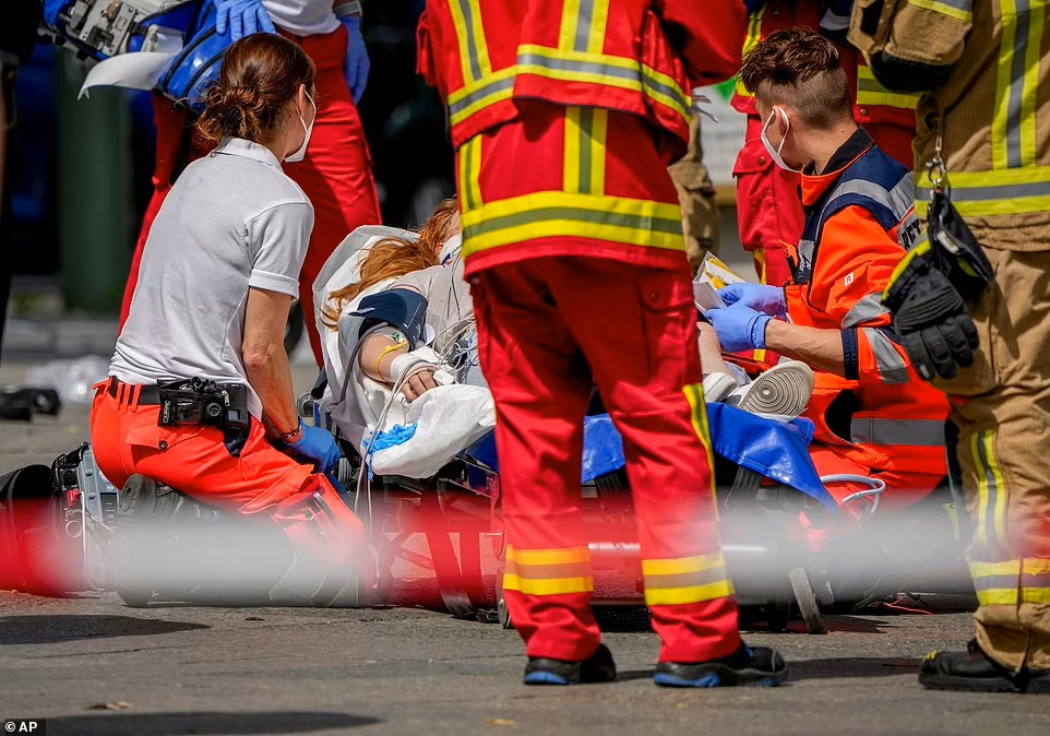 Nhân viên y tế chăm sóc một nạn nhân bị thương tại hiện trường