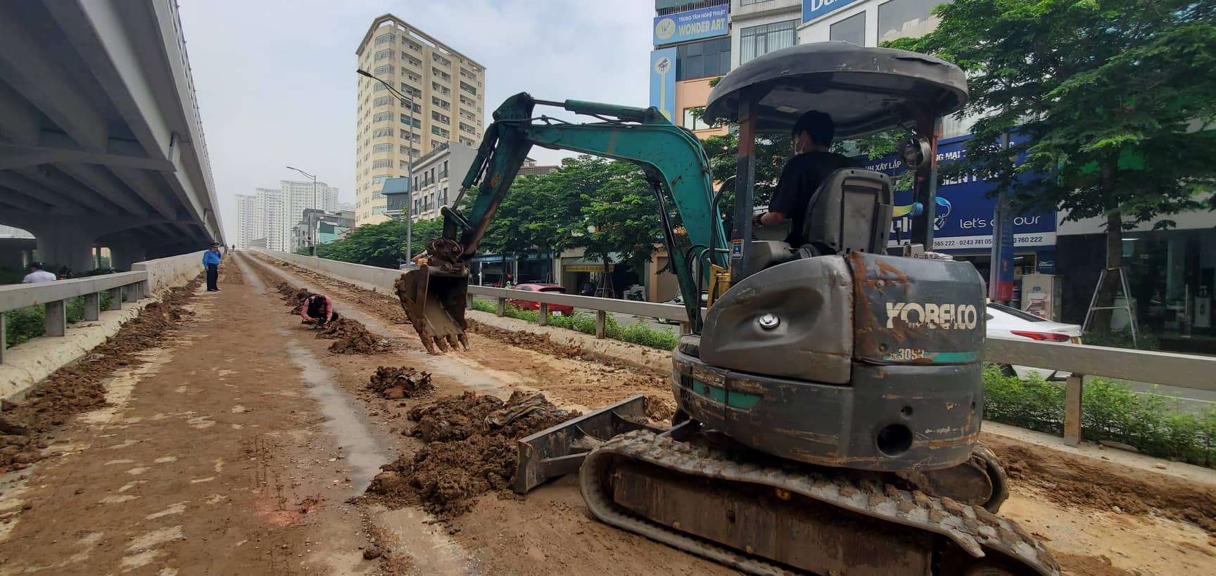 Đội CSGT số 6 đang phối hợp với Công an quận Bắc Từ Liêm dọn dẹp hiện trườngtruy tìm ô tô làm đổ bùn đất ra đường Phạm Văn Đồng (Cổ Nhuế 1, Bắc Từ Liêm, Hà Nội).