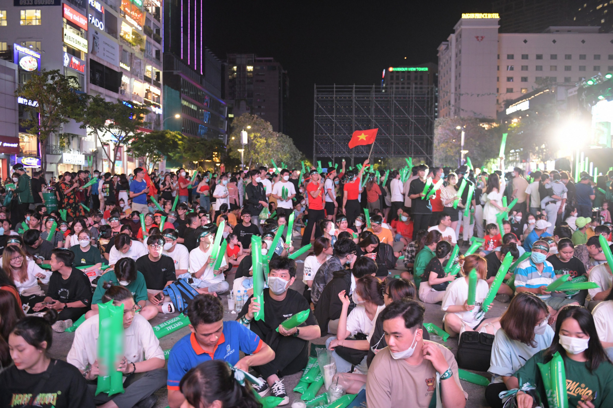 Tối 8/6, hàng nghìn người hâm mộ tới đường đi bộ Nguyễn Huệ, quận 1, TPHCM để cổ vũ cho đội tuyển U23 Việt Nam gặp U23 Malaysia trong lượt trận cuối cùng ở bảng C vòng chung kết U23 Châu Á.