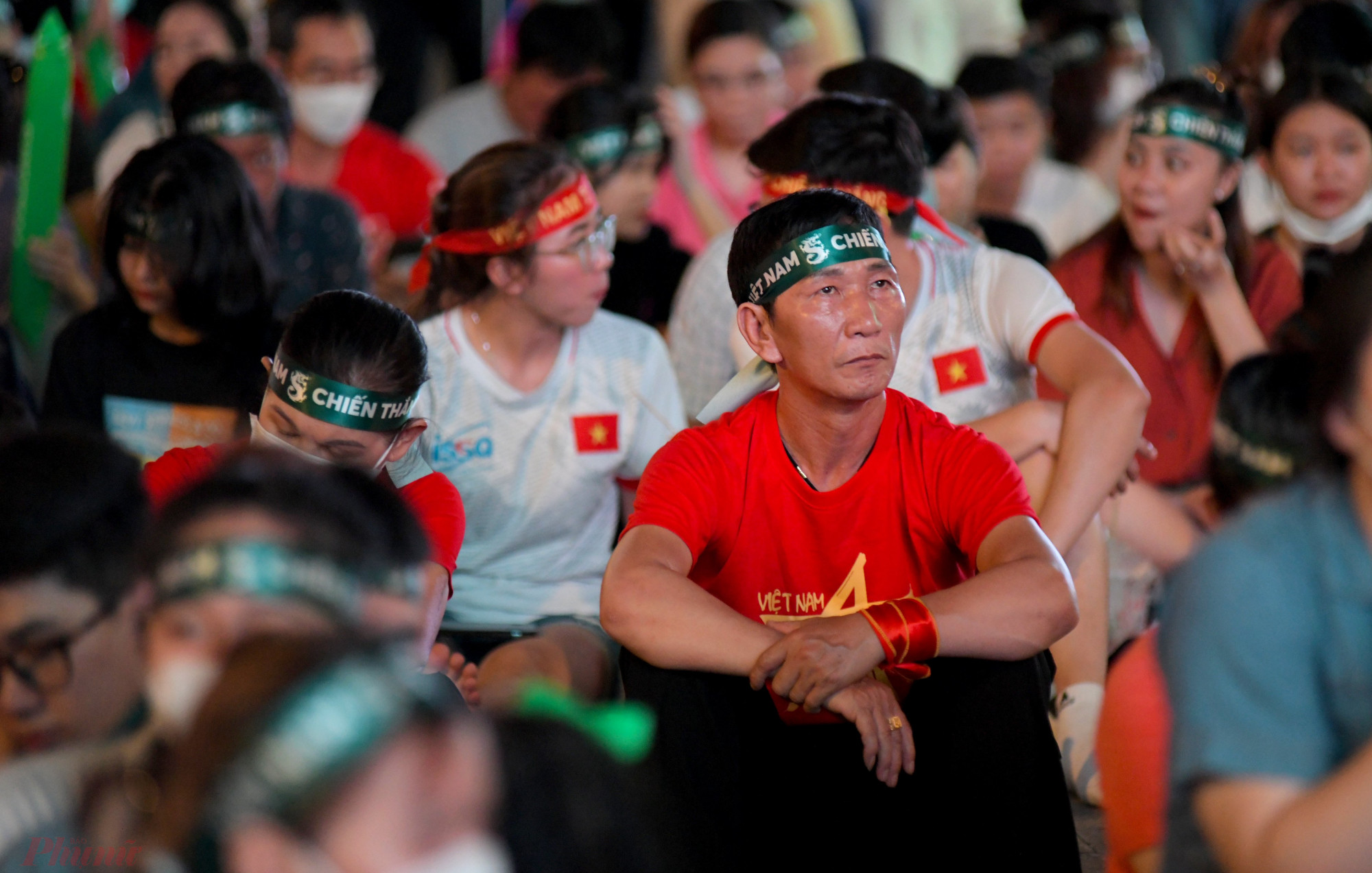 Những cổ động viên lớn tuổi khá lo lắng cho các tuyển thủ U23 Việt Nam.