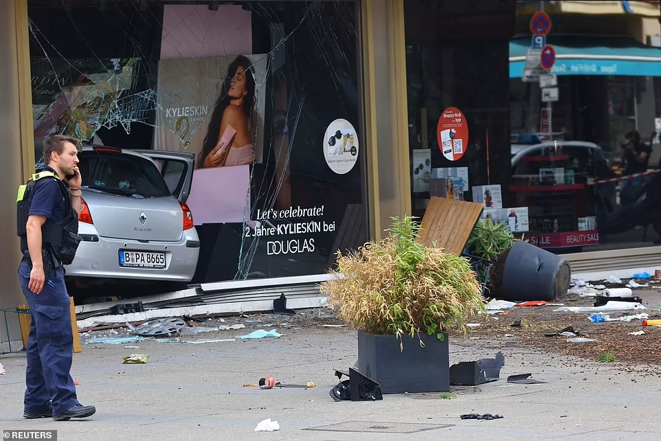 Chiếc xe đâm vào một cửa hàng hoa sau khi lao qua đám đông khiến ít nhất 1 người thiệt mạng