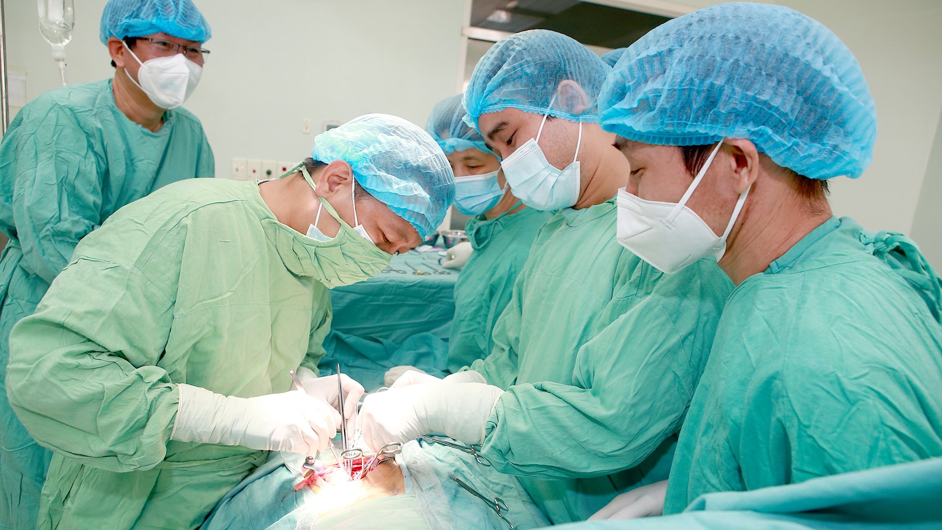 Ca phẫu thuật ghép thận cho 2 bệnh nhận đồng thời diễn ra sau từ người hiến tạng đã chết não