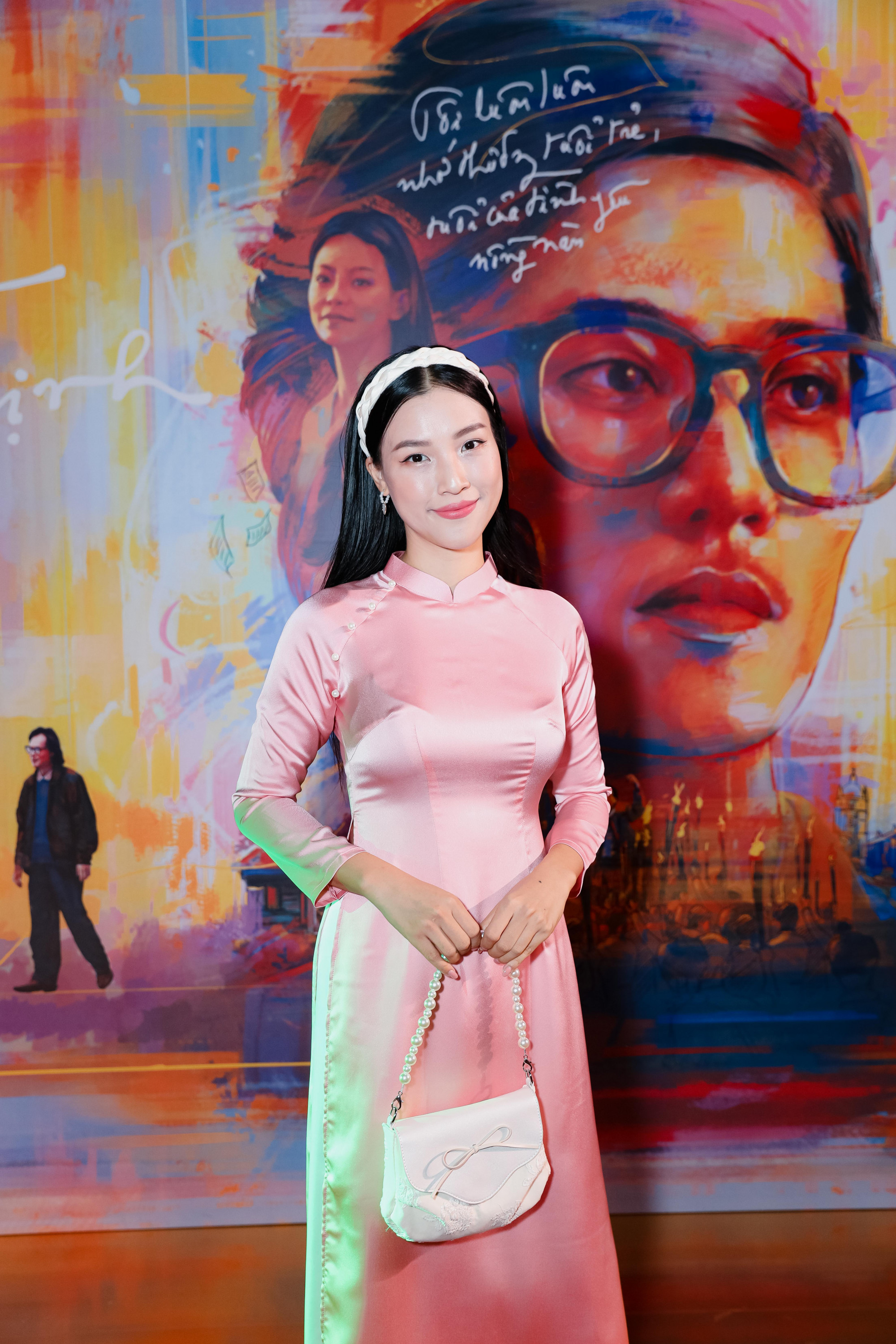 Bên cạnh Nhã Phương, MC Hoàng Oanh cũng ghi điểm trong bộ áo dài hồng nữ tính. Hậu ly hơn, nữ MC được khen ngợi ngày càng nhuộm sắc và liên ttucjvotham gia các hoạt động nghệ thuật bù đắp lại khoảng thời gian gián đoạn khi qua Singapore sinh sống.