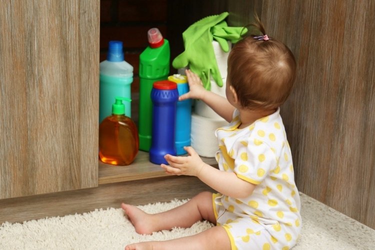 Nên cất giữ hóa chất, sản phẩm tẩy rửa... xa tầm tay trẻ em