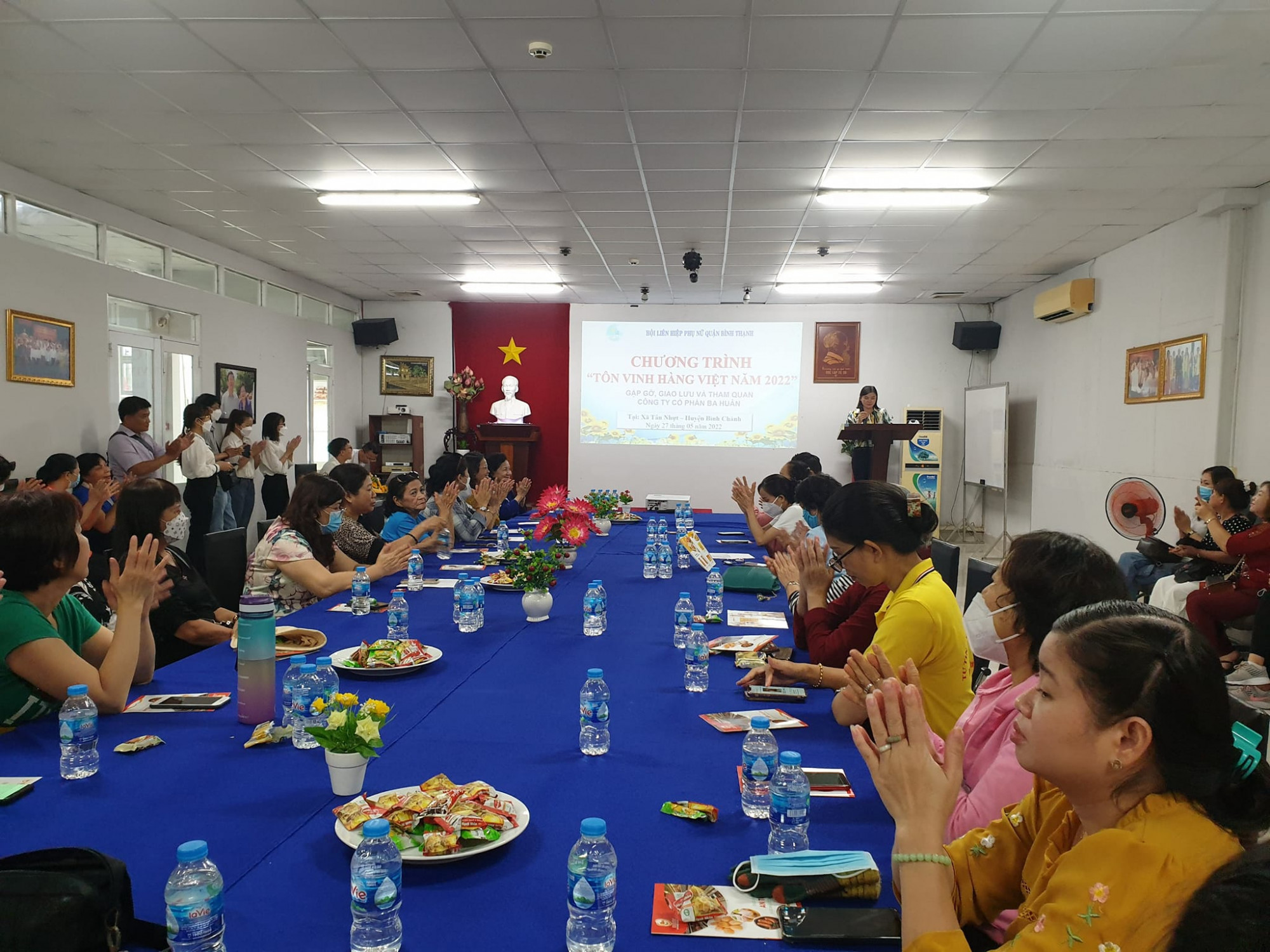 Trước đó, Hội LHPN Q. Bình Thạnh cũng đã tổ chức chuyến giao lưu tại công ty Ba Huân cho các chị em có ý tưởng, mong muốn kinh doanh