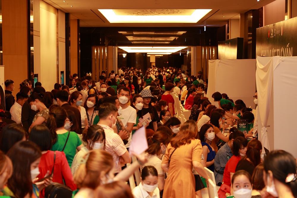 Hàng ngàn khách hàng đến tham dự sự kiện ra mắt dịch vụ mới của Thu Cúc - Ảnh: Thu Cúc