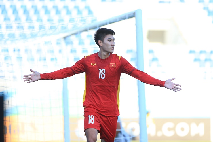Nhâm Mạnh Dũng có trận đấu xuất sắc. Nếu trọng tài chính xác hơn, có thể tiền đạo số 18 của U23 Việt Nam có được cú đúp bàn thắng 