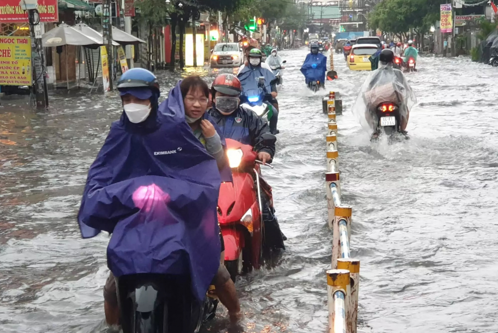Mới đầu mùa mưa nhưng nhiều tuyến đường TPHCM đã ngập nặng