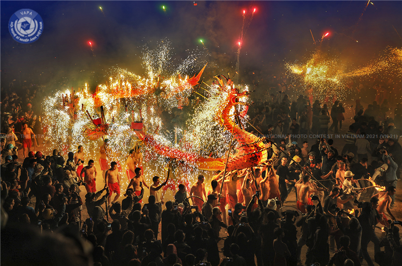 Huy chương Vàng ISF: Tác giả: Im Kai Leong (Macao) - Tác phẩm: New Year Fire Dragon 4 (Tạm dịch: Múa rồng lửa chào năm mới 4)