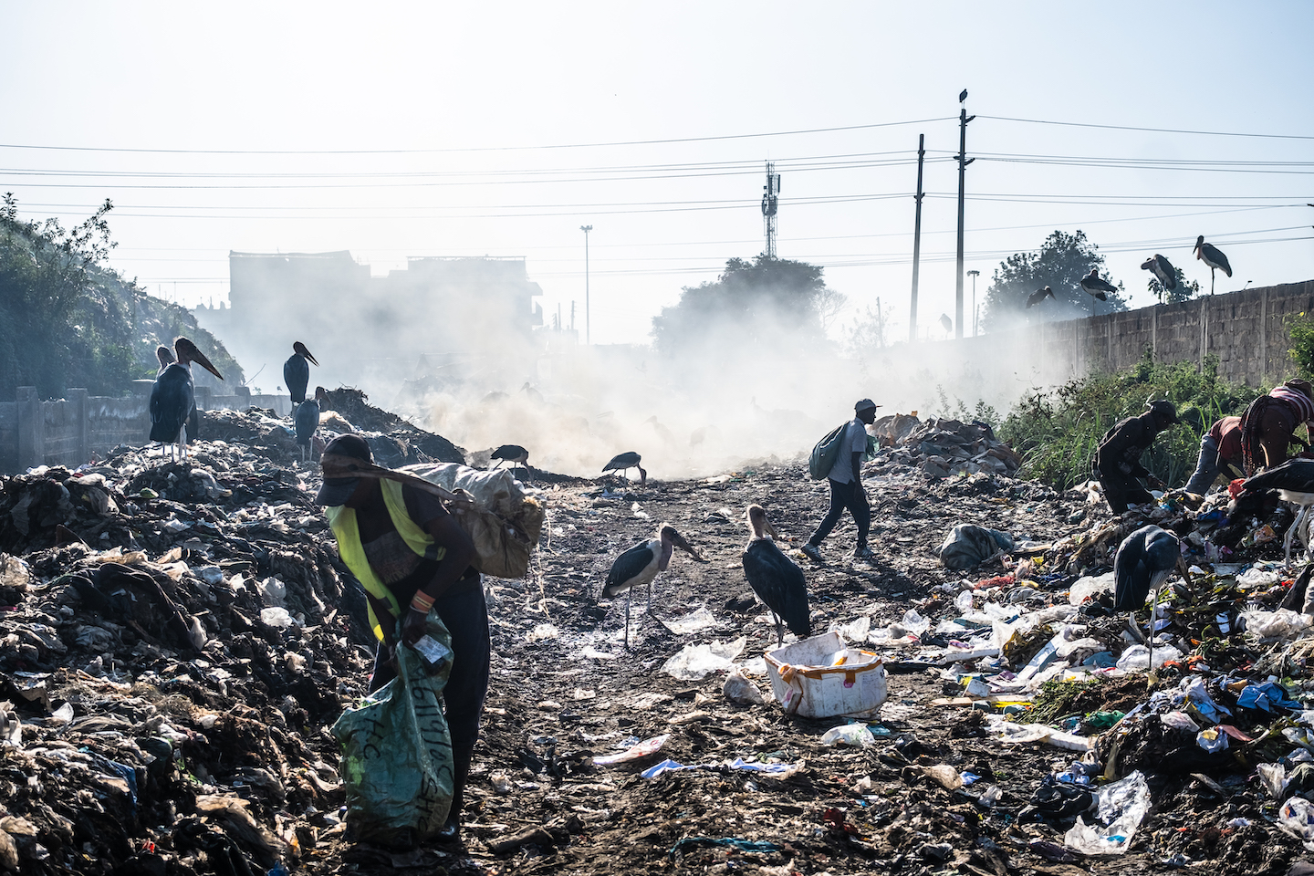 Trên toàn Kenya, đa dạng chủng loại rác thải độc hại sau khi thu gom vào hệ thống bãi chứa thường được tiêu hủy lộ thiên, vốn làm gia tăng mức độ ô nhiễm.