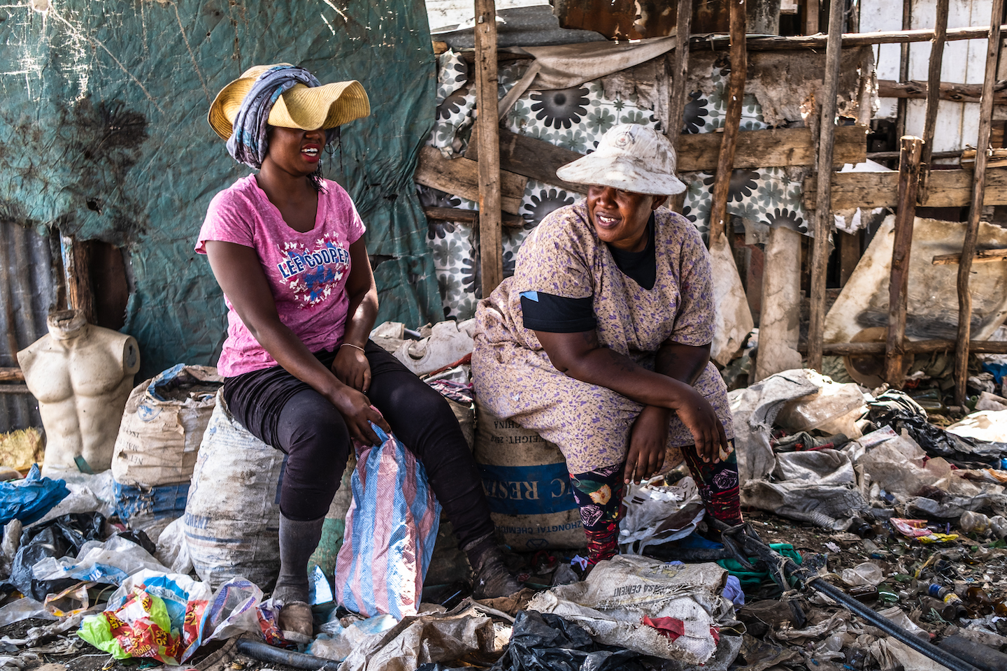 Tổ chức công đoàn tại Dandora do Wanjira (phải) sáng lập, ra đời cùng lúc với một hiệp ước toàn cầu vừa được thảo luận 2 tháng trước đây bởi nhiều nhà lãnh đạo quốc tế tại Nairobi, nhằm mục đích ngăn chặn sự ô nhiễm rác thải nhựa.