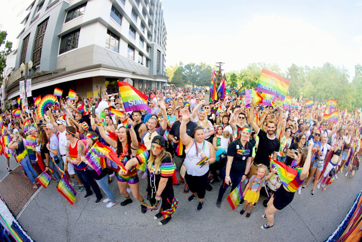 Đám đông tại Orlando (Mỹ) chào mừng Tháng tự hào của cộng đồng LGBTQ+ hồi tháng 6/2018 - ẢNH: COWPO