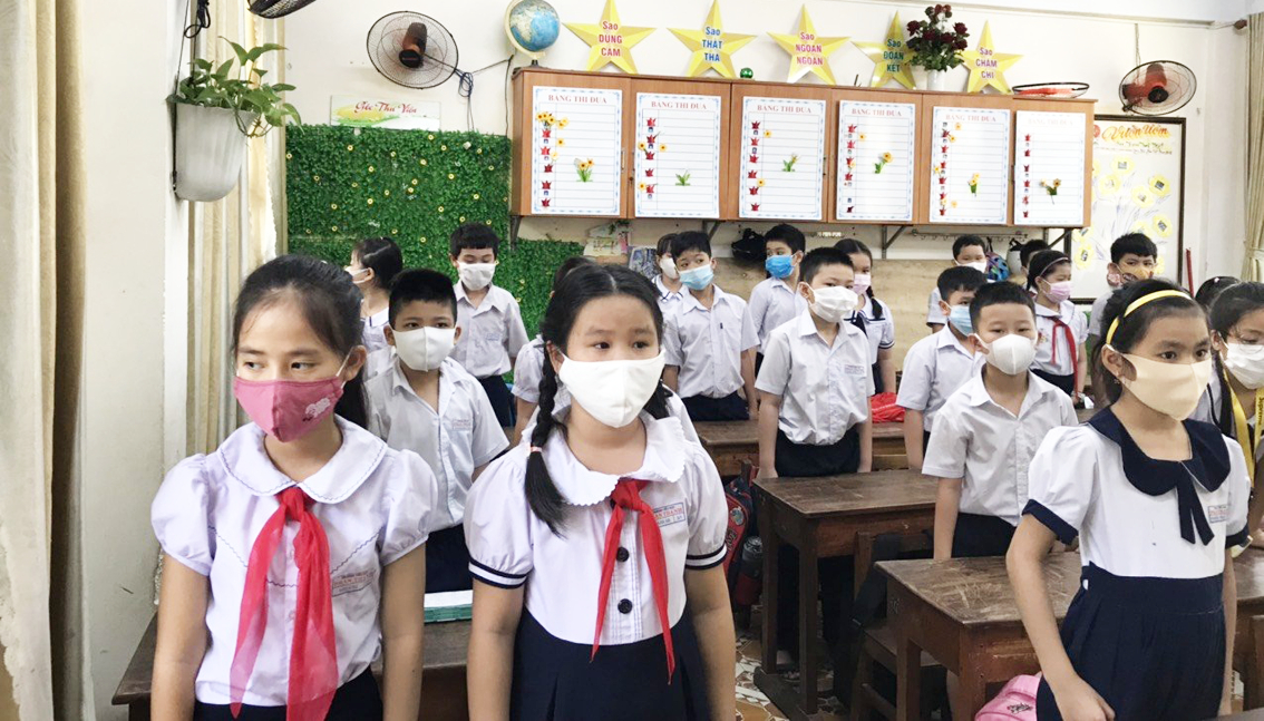 Học sinh Trường tiểu học Phan Thanh, Q.Hải Châu, TP.Đà Nẵng chào giáo viên trước giờ học - ẢNH: ĐÌNH DŨNG