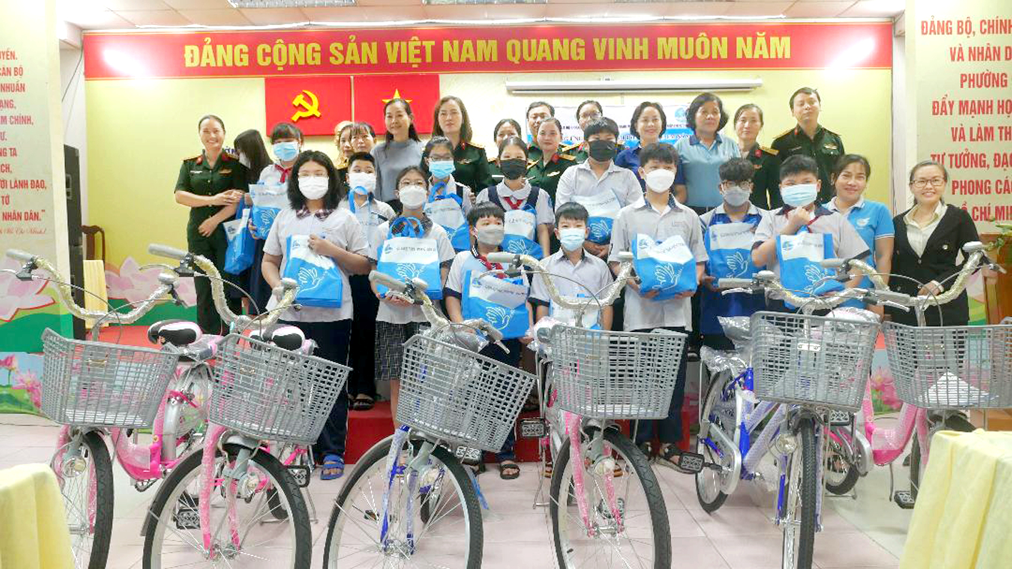 Tặng xe đạp cho trẻ mồ côi do dịch COVID-19