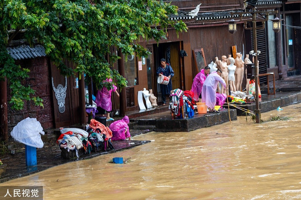 Nhiều cửa hàng và nhà ở trong thị trấn bị ngập nước do mưa lớn kéo dài hôm 2/6